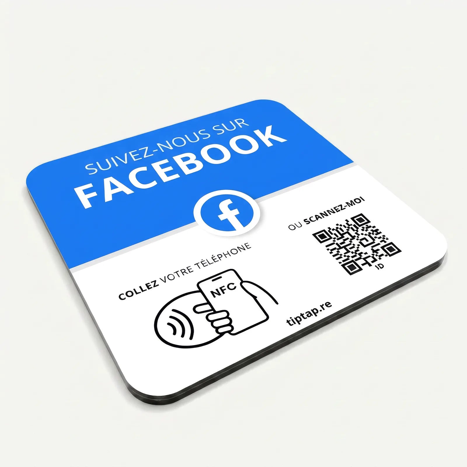 Plaque NFC Facebook posée à plat sur un comptoir