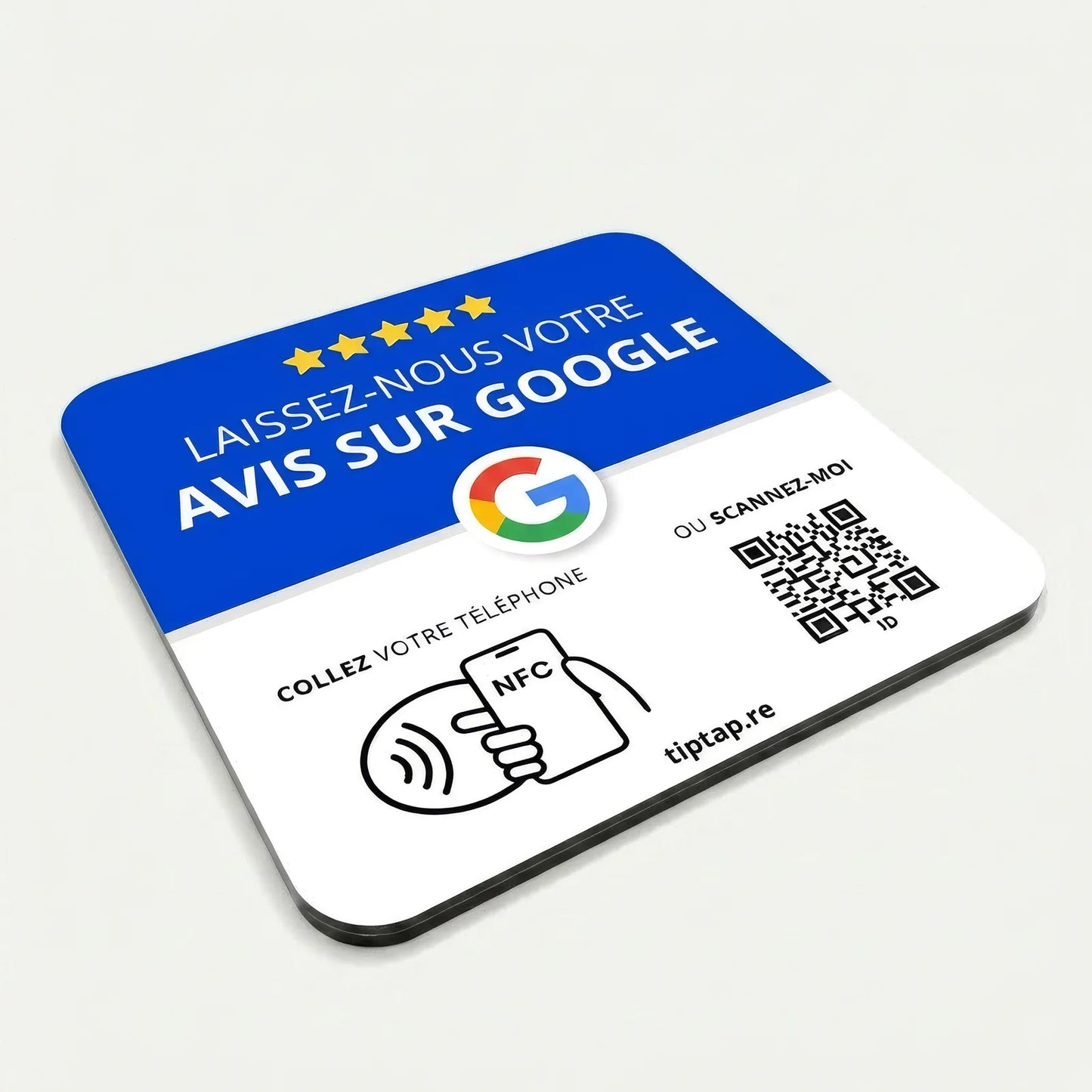 Plaque NFC avis Google posée à plat sur un comptoir
