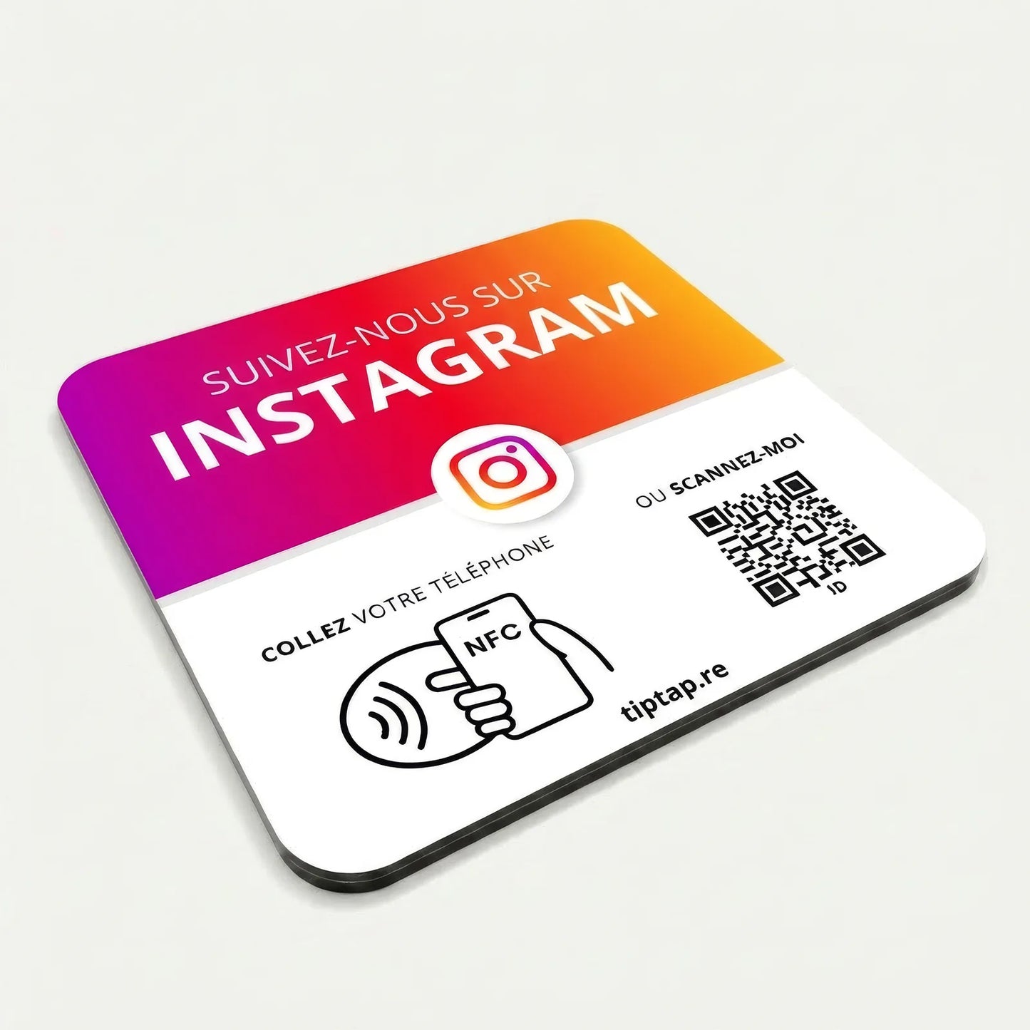 Plaque NFC Instagram posée à plat sur un comptoir