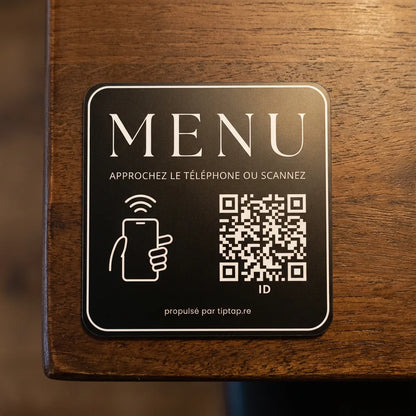 Plaque NFC menu restaurant posée sur une table