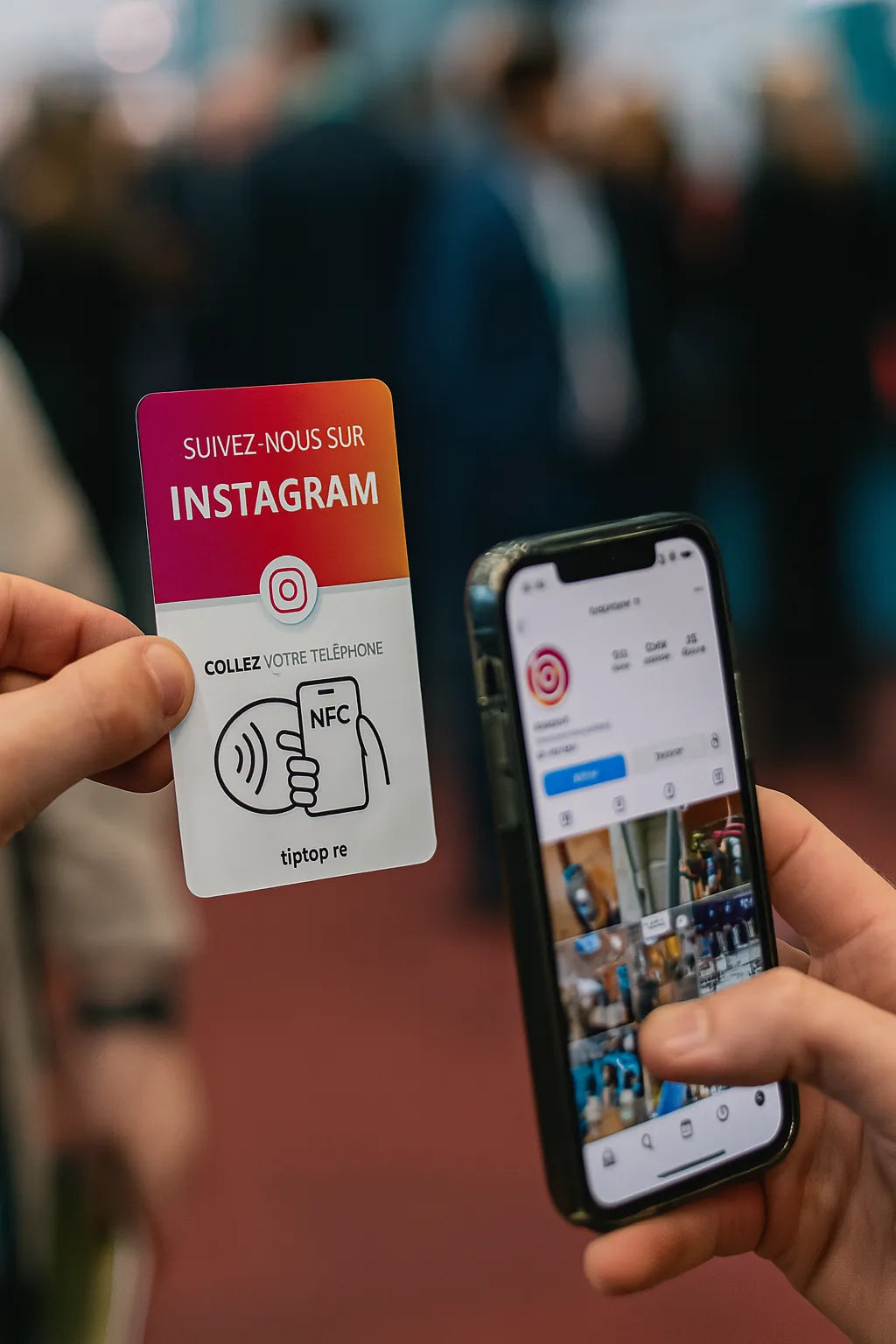 Carte NFC Instagram posée sur un comptoir